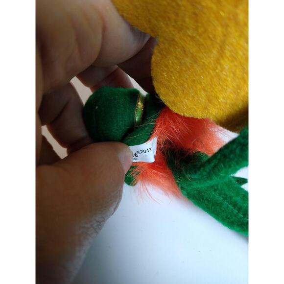 ANNALEE St Patrick's Day Irish Leprechaun Holds Glitter Shamrock Vintage Kitsch - Picture 5 of 5